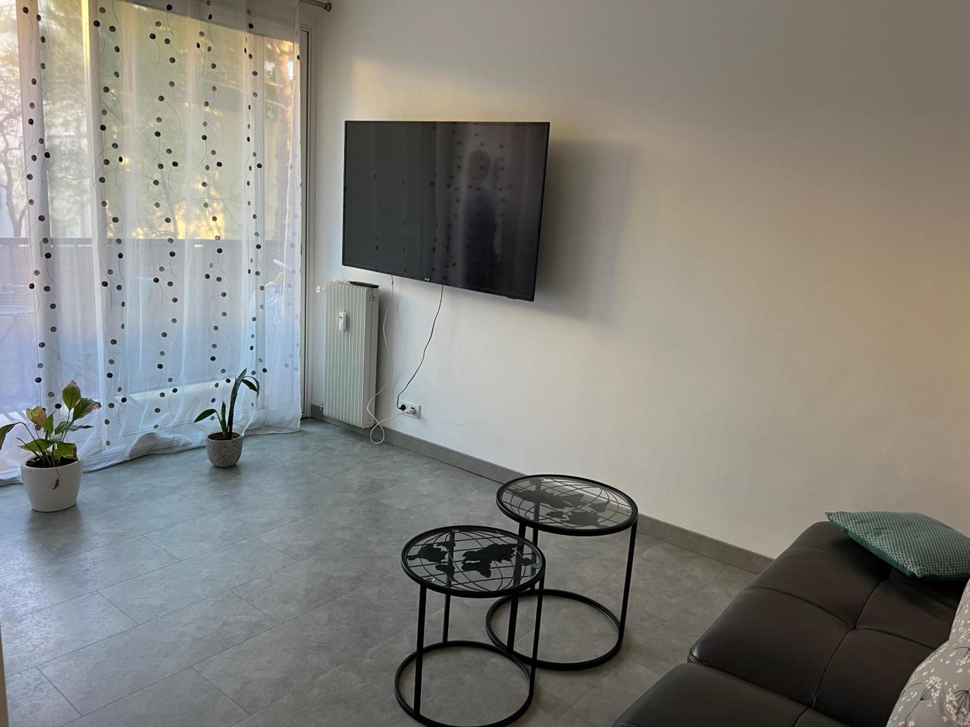 Avec Salle D'eau Privee Dans Partage 200 M Du Tram Habitación en casa particular *